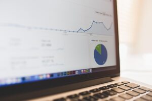 Aprenda como usar hashtags de forma estratégica para aumentar seu alcance, engajamento e atrair seguidores reais no Instagram.